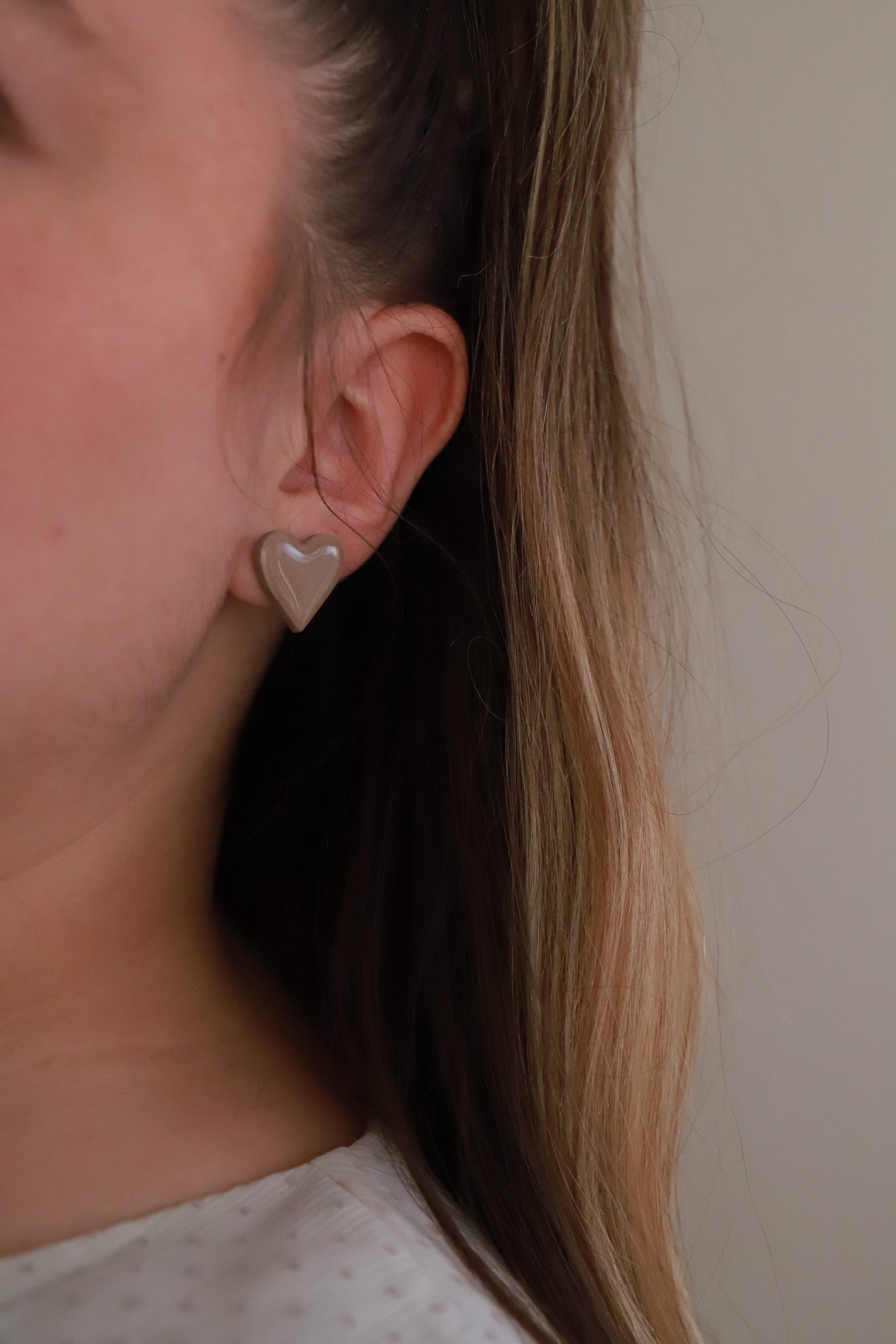 BOUCLES D’OREILLES LOVE BEIGES