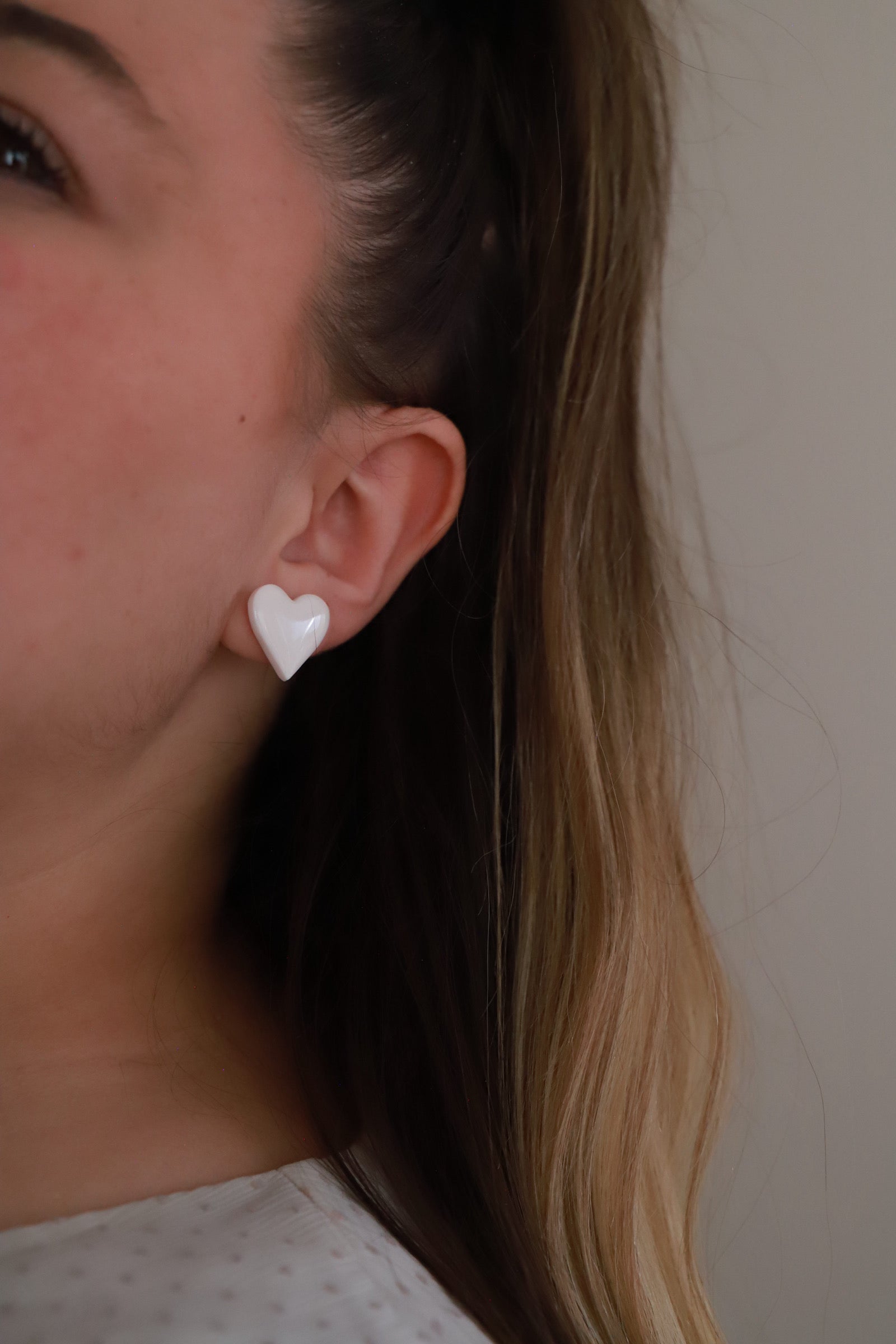 BOUCLES D’OREILLES LOVE BLANCHES
